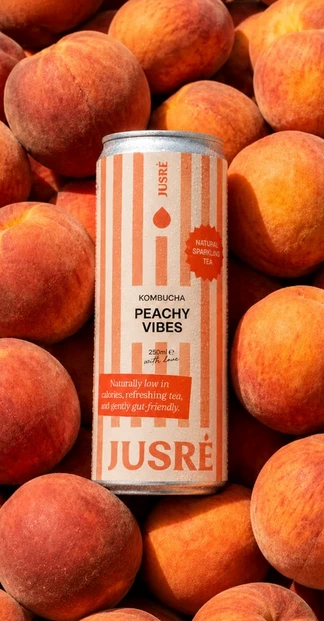 JUSRE KOMBUCHA PERZIK, ROZEBOTTEL & HIBISCUS "PEACH TO THE BEACH" 12 X 250 ML <**>