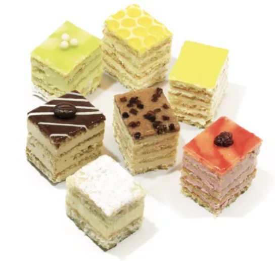 [MC010902VH] PETIT FOURS VIERKANT AMANDELBISCUIT MET BOTERCRÈME ASSORTIE 42ST <*_*>